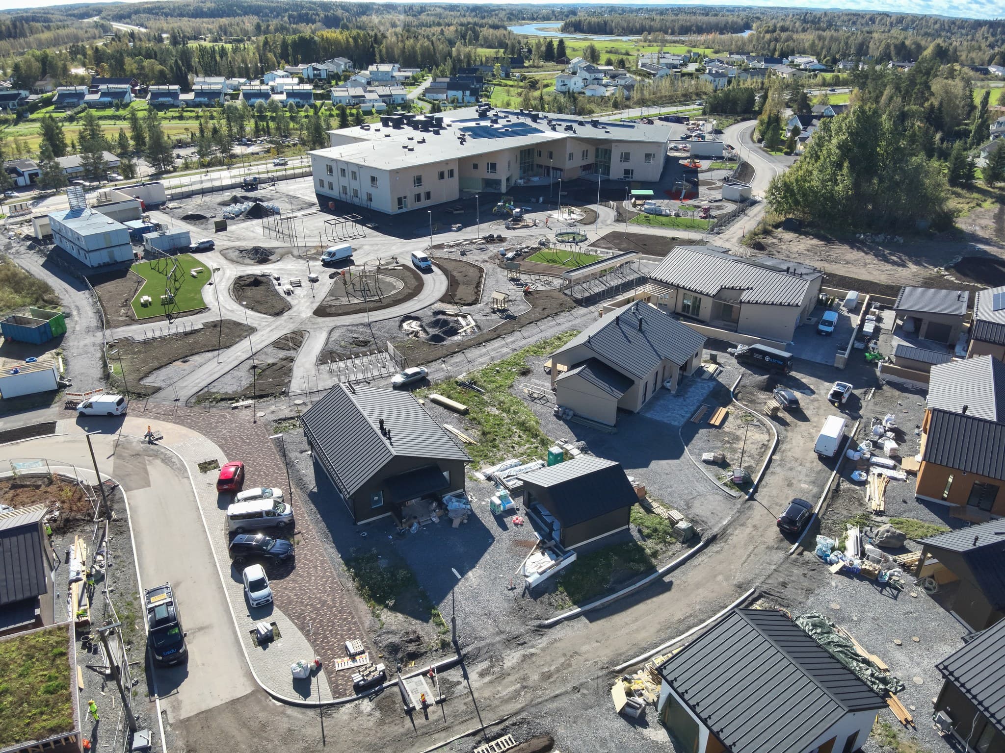 Õhuvaade Lempääläs valmivale Saikka elurajoonile, mille keskmes on Saikantalo kogukonnahoone